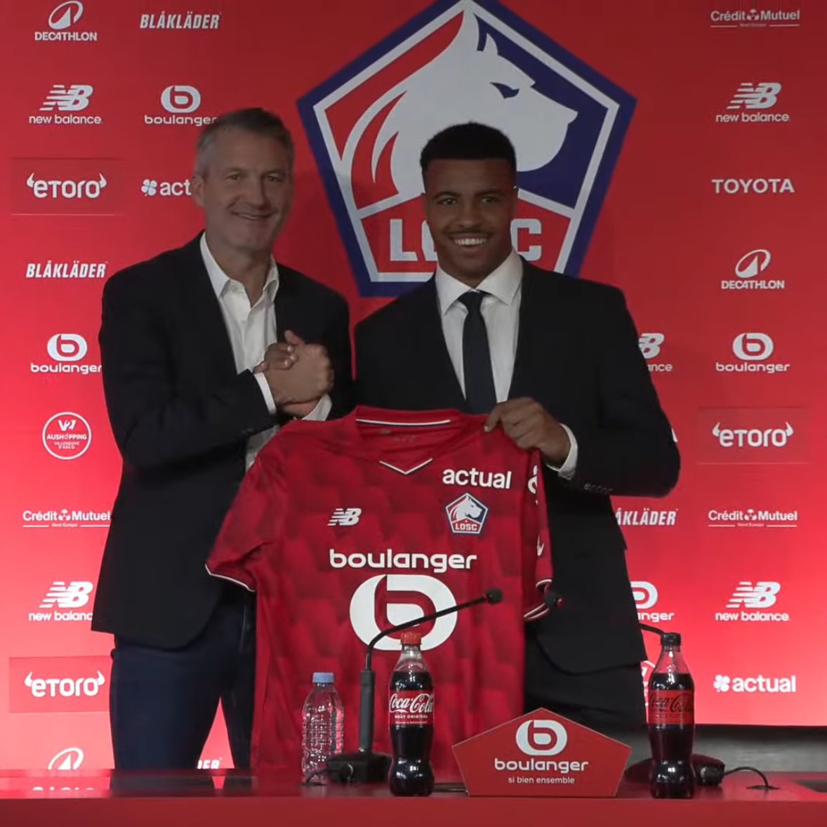 ActuL1_'s tweet photo. 🚨🚨 OLIVIER LETANG (LILLE) S’OPPOSE À JOSEPH OUGHOURLIAN (LENS) ET DÉFEND LA LFP 🥶🇫🇷

« Critiquer publiquement ne fait PAS AVANCER le débat. La situation est très COMPLEXE.

C’est trop facile de critiquer quand on connaît la fin du film. On devrait être SOLIDAIRES, et je rappelle que les grandes décisions sont prises PAR les clubs.

Personnellement, j’étais CONTRE sortir du contrat DAZN. À quel moment on décide de lâcher 350 M€ de Droits TV ?

Deuxièmement, je pense à l’intérêt collectif, je n’ai pas d’agenda personnel.

Ma priorité, c’est le LOSC. Et on essaye à notre échelle de contribuer à un meilleur football français (…) dans l’intérêt de tous les clubs. »

(Conf. de presse)