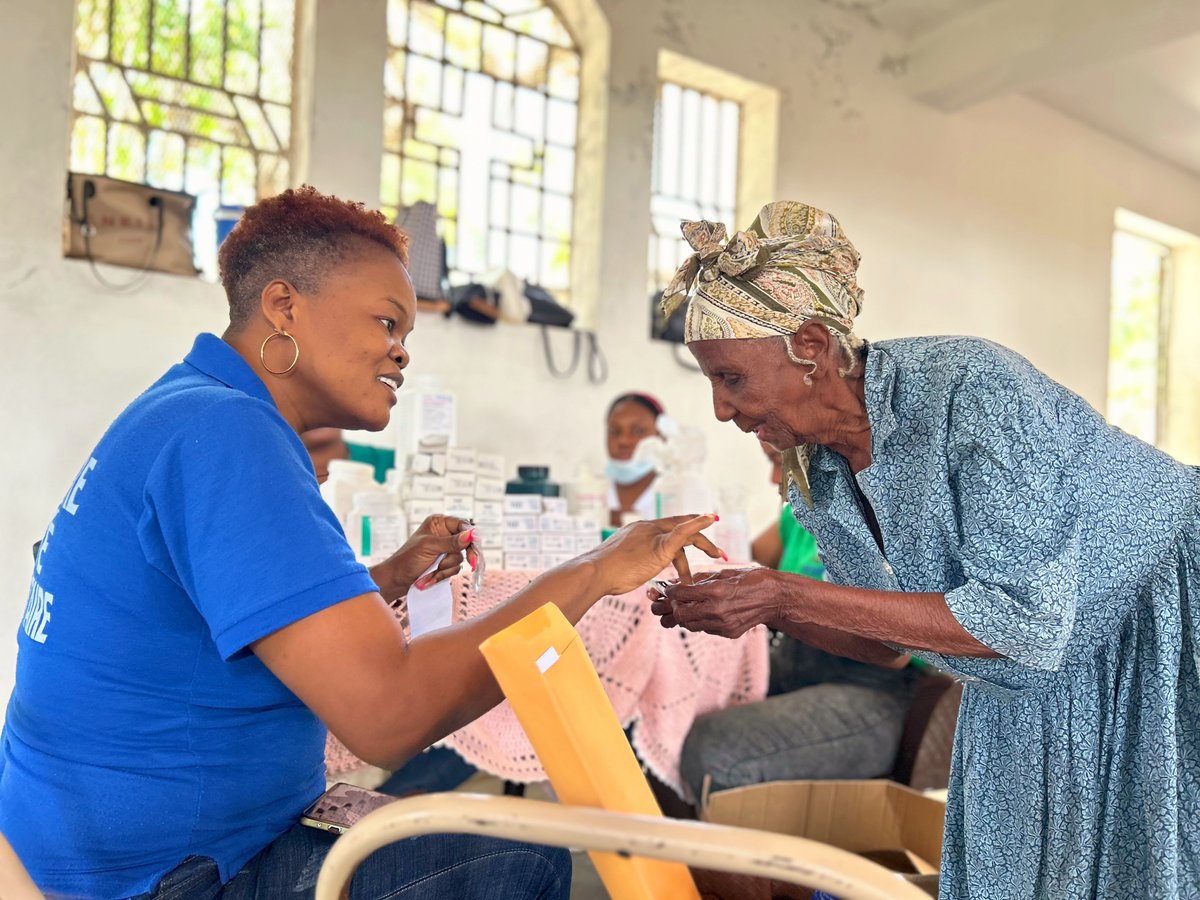 À 90 ans, Yna ne manque jamais une clinique mobile de Zanmi Lasante à Tierra Muscady.

Sa fidélité rappelle l’importance de rapprocher les soins des communautés rurales.

#Haiti #SantéCommunautaire #AccèsAuxSoins #ÉquitéEnSanté #ZanmiLasante #SoinsPrimaires