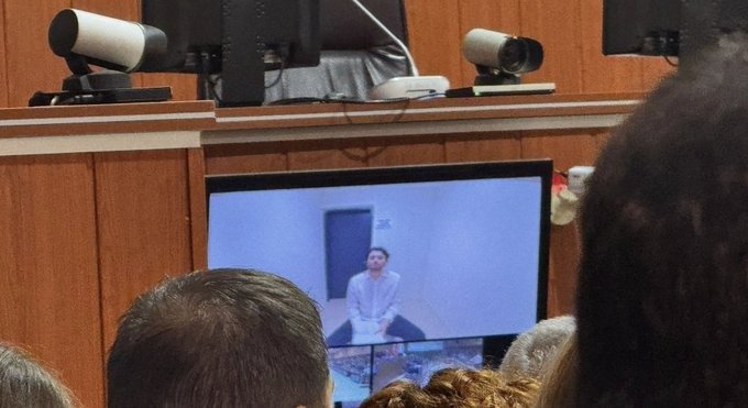 Tutuklu avukat Mehmet Pehlivan, savunma yapmayı reddetti.  

"Üzerimde cübbem dahi olmadan, müvekkilimle görüştürülmeden duruşmada hazır edildim. Karşınızda tutsak edilmiş bir avukat olarak bulunuyorum.   

Müvekkilimle yüz yüze görüşmemin engellenmesinden dolayı savunma yapmayı