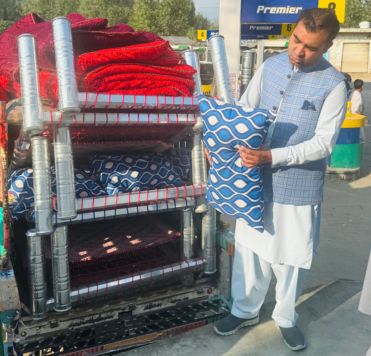 بونیر میں پیپلز  یوتھ  کے صوبائی نائب صدر وجاہت اللہ خان نے اپر مالاکنڈ کے جنرل سیکرٹری سیف اللہ خان بونیر کے صدر یوسف علی خان نادر خان نے سیلاب سے متاثرہ علاقہ کوٹ درہ کے متاثرین کے  اشیاء ضرورت چارپائیاں،رضیائیاں وغیرہ کوٹ درہ کے خان سیعد جیالے کے حوالے
<a href="/BBhuttoZardari/">Bilawal Bhutto Zardari</a>