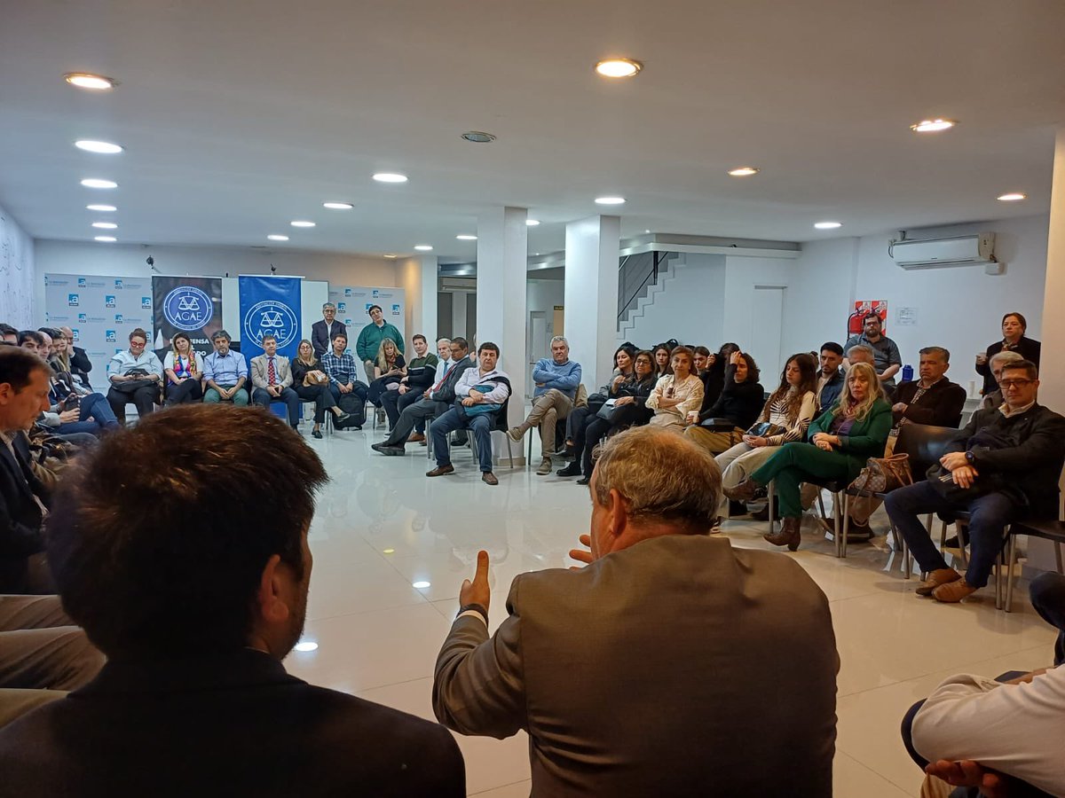 agaeok's tweet photo. 🔵 ESTAMOS TODOS JUNTOS 💪🏼

Se llevó a cabo la reunión de Comisión ampliada, con representantes de todos los organismos del Estado.

Seguimos creciendo, cada vez más unidos en defensa de nuestra profesión. 

#AGAE #Unidad #ProfesionalesUnidos #FuerzaColectiva #DefendemosLoNuestro https://t.co/8DXmNt44Ys