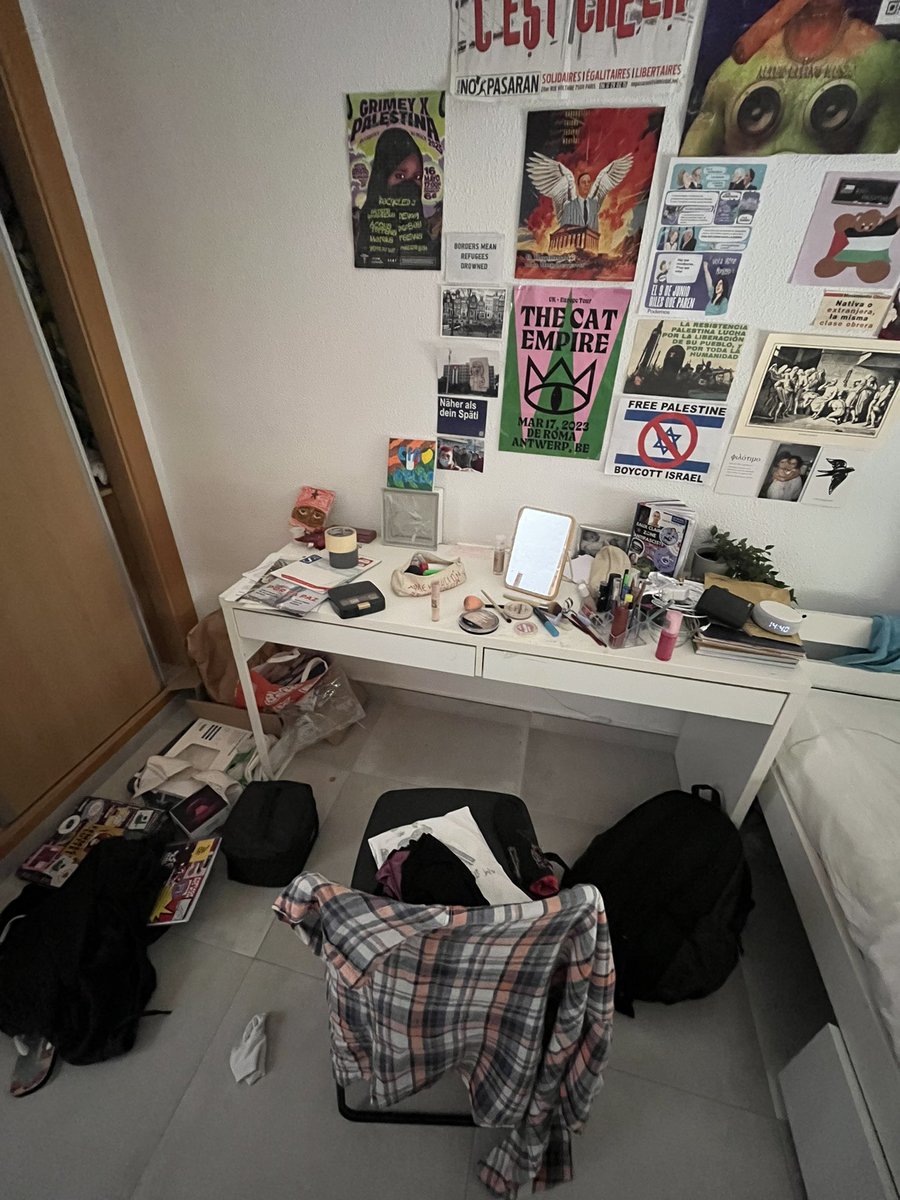 mi madre me ha dicho que comparta esto para ver si vosotras también tenéis la habitación hecha un cristo 
(a mi parecer no está mal, se ve el suelo)