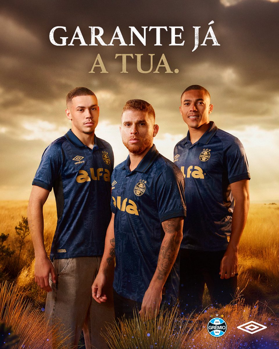 Gremio's tweet photo. NO DETALHE 🇪🇪 Um manto azul marinho com traços em dourado. Na estampa, a tradição. Uma homenagem ao pampa gaúcho e as nossas raízes!

📲 Garante agora nossa nova camisa! Disponível em https://t.co/Z47AvYKPjt https://t.co/mNb4oFsARv