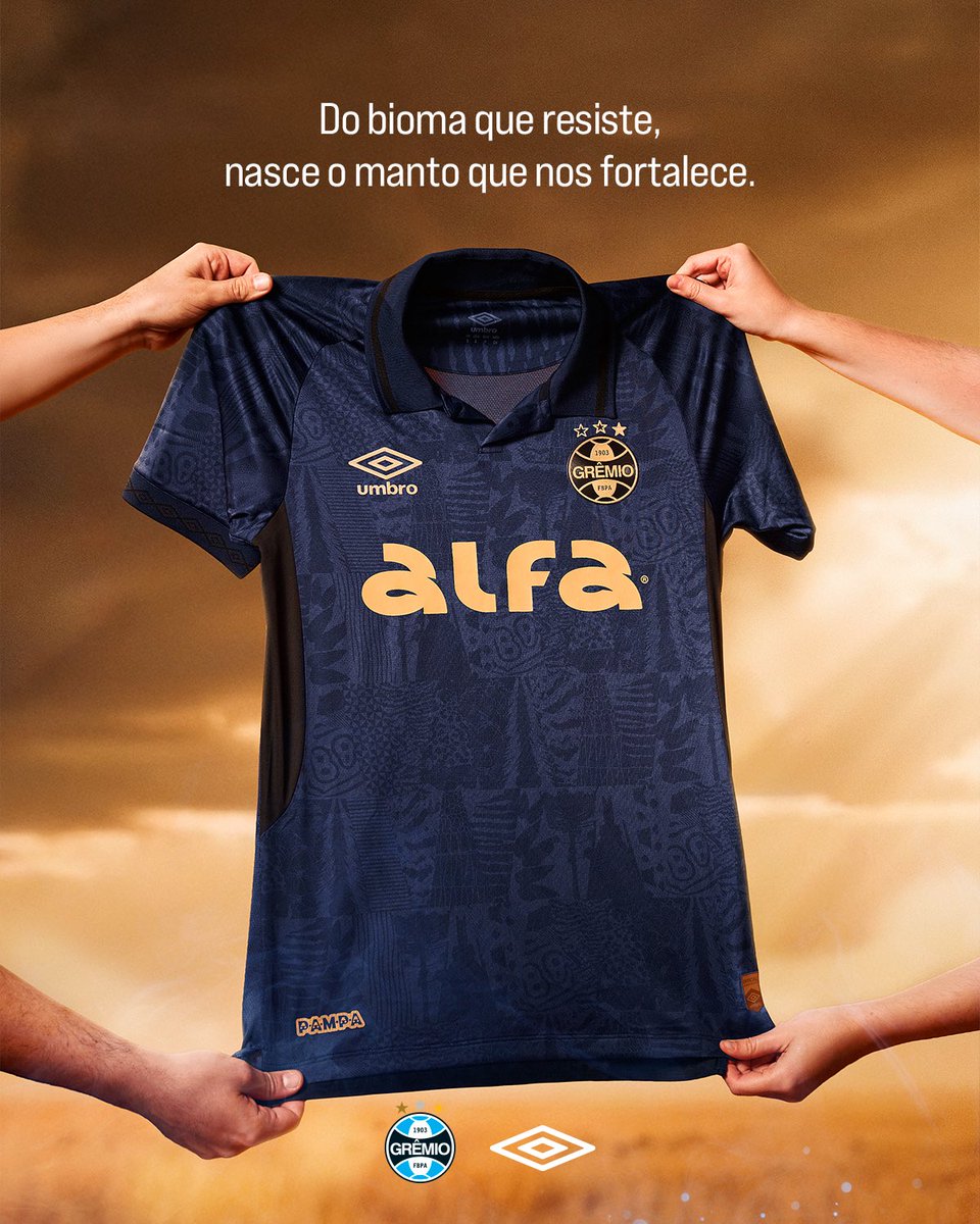 Gremio's tweet photo. NO DETALHE 🇪🇪 Um manto azul marinho com traços em dourado. Na estampa, a tradição. Uma homenagem ao pampa gaúcho e as nossas raízes!

📲 Garante agora nossa nova camisa! Disponível em https://t.co/Z47AvYKPjt https://t.co/mNb4oFsARv