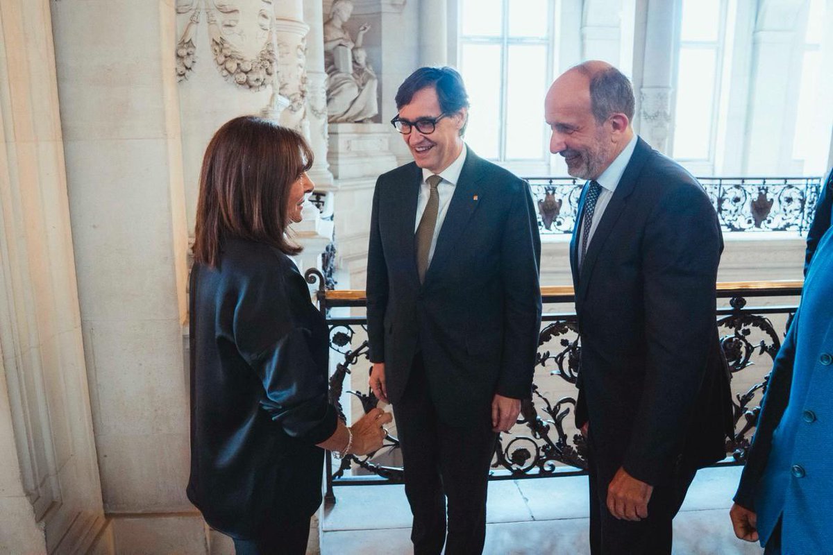 salvadorilla's tweet image. Amb l’alcaldessa de París, Anne Hidalgo, hem abordat el gran repte que tenim Catalunya i França: l’habitatge. Coincidim que cal impulsar polítiques públiques per fer front als problemes reals de la gent com a millor antídot per combatre l'extrema dreta, especialment als barris.