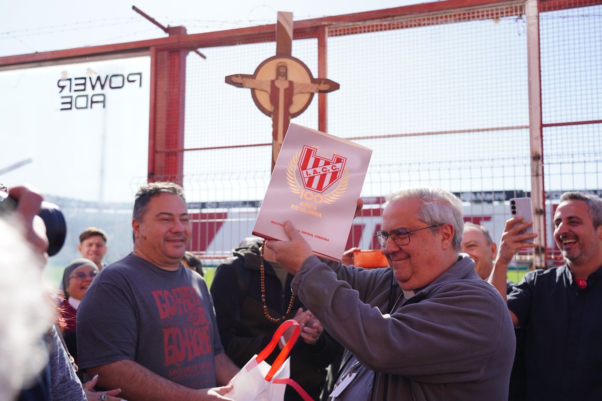 DamianBizzi's tweet photo. #Instituto ayer fuimos elegidos como estacion de la peregrinación del jubileo 2025. Integrantes de la conducción del club los recibimos en nombre de nuestro presidente Juan Manuel Cavagliatto al arzobispo Ángel Rossi y a una gran cantidad de religiosos y laicos. Una visita que engrandece nuestra institución.