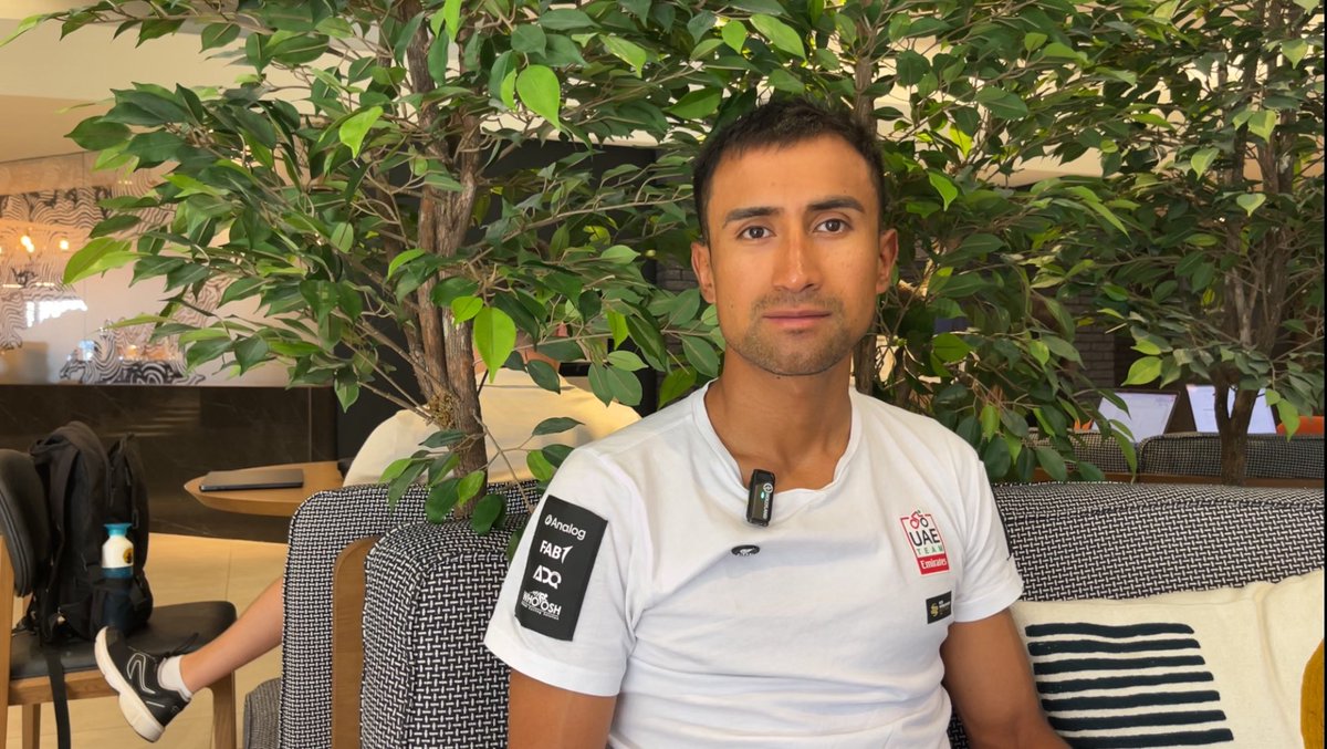 #GPCQM Uno de los mejores fichajes de 2025 fue el de Jhonatan Narváez con UAE. El equipo encontró un corredor fiable al que le sentaron bien los cambios tanto deportivos como culturales. 

En la voz del ecuatoriano, un breve relato de cómo dio ese salto de calidad. 

Abro hilo.