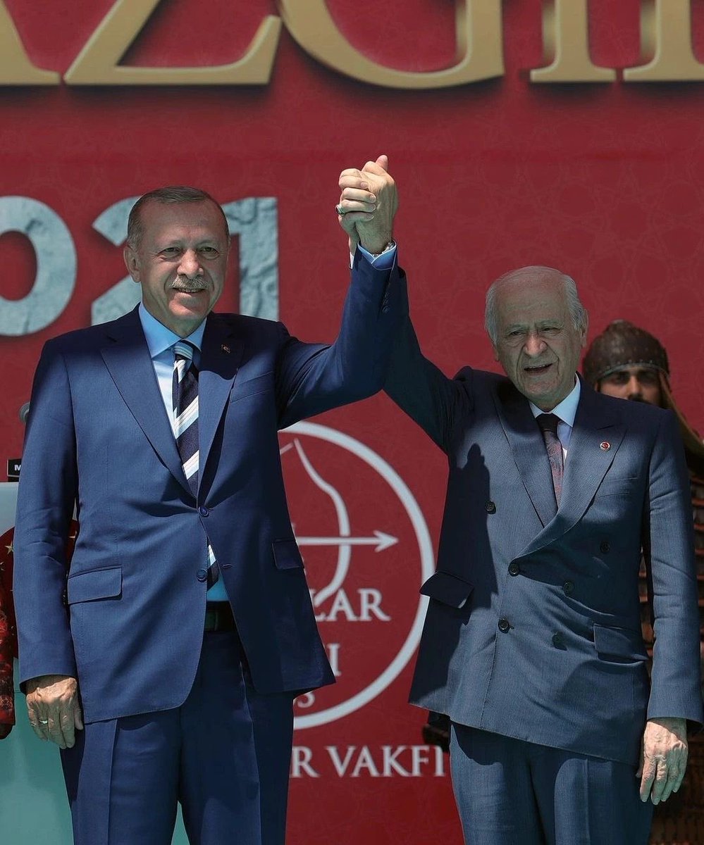 Tenhalarda nara atıp da meydanlarda sakin konuşanların dava şuurunu sorgulamaya kalkanlar bilsin ki; asıl dava erleri, o meydanlarda sükûnetiyle etki kurup naracıya dersi vermeyi iyi bilir ! 
İttifak noktasını dert mi yaptınız; yoksa LİDER mi tanımaz oldunuz, hayırdır ⁉️