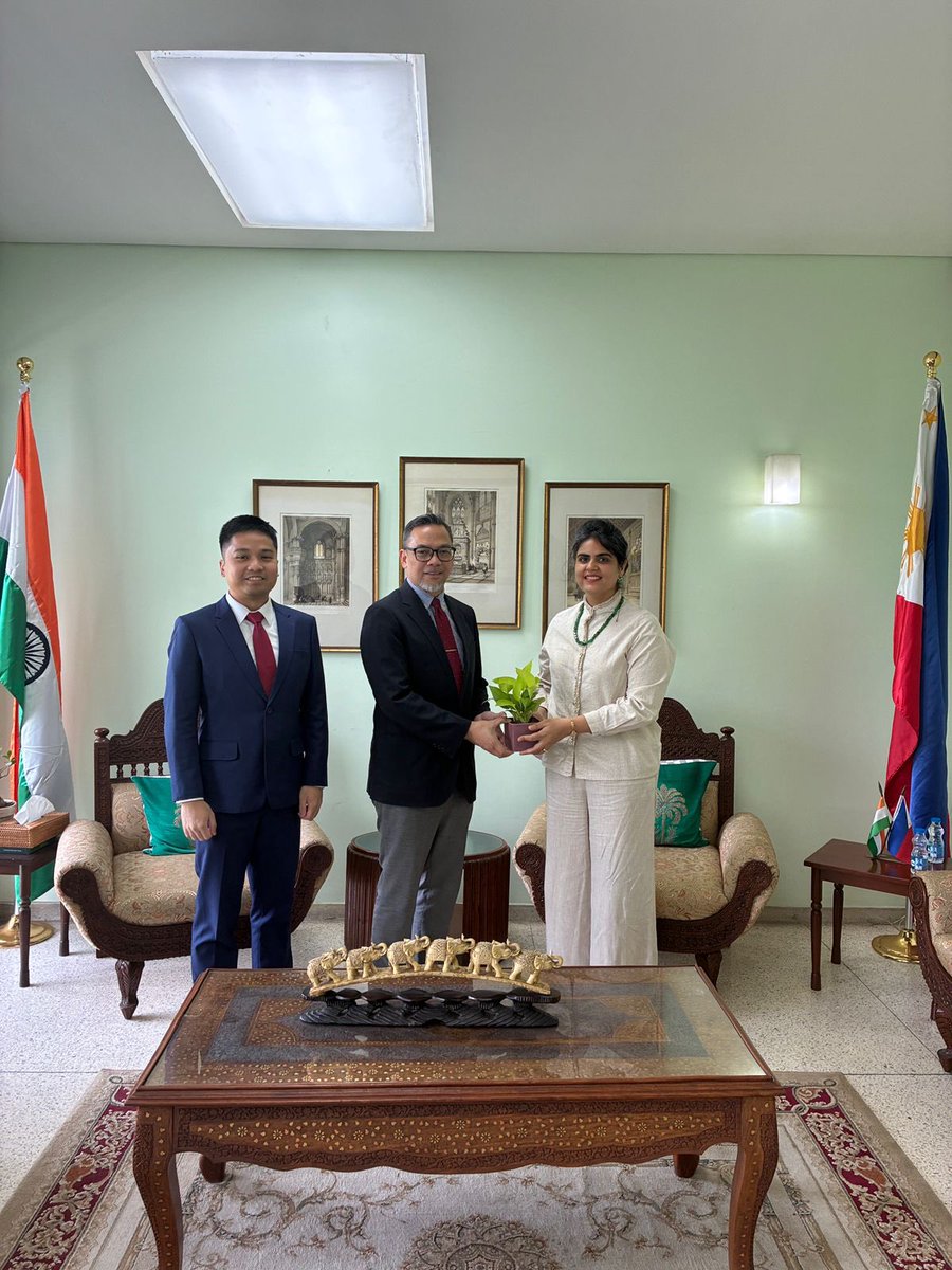 supriasuri's tweet photo. H.E. Josel F. Ignacio, The Philippine Ambassador to India and Mr. Ronn Bautista, third secretary. Such a pleasure to explore India-Philippine opportunities in creative industry. Looking forward to build bridges. #cef #films @CEF_india #philppines🇵🇭 #india @PHinIndia https://t.co/0yAgtx0tyj