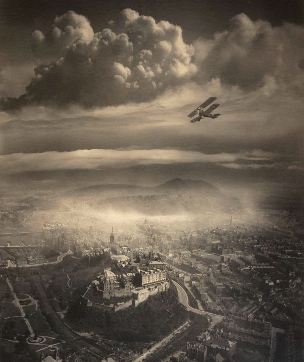 Alfred Buckham.

Iconic aerial photography.

Edinburgh.

Circa 1920.

'I always stand up to make an exposure and, taking the precaution to tie my right leg to the seat, I am free to move about rapidly, and easily.

telegraph.co.uk/news/2123426/A…