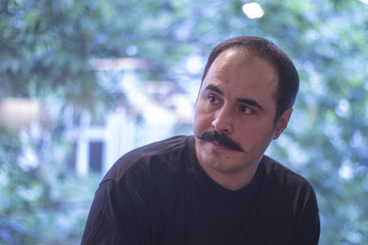 ده روز از اعتصاب غذای #حسین_رونقی می‌گذرد، اعتصابی که در اعتراض به فقدانِ آزادی بیان است و برای تمام مردم ایران.
«حسین رونقی» سال‌هاست که برای آزادی و حقوق فردیِ هموطن‌هایش مبارزه مدنی می‌کند، سال‌هاست که در حال هزینه دادن است، بارها با خشونت دستگیر شده، اعتصاب غذا کرده، یکی از