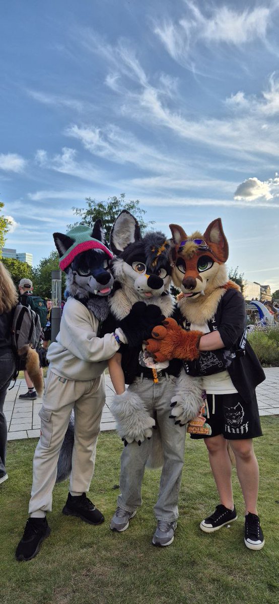 ITS THAT TIME AGAINNN!
Happy #FursuitFriday everyoneeee 🧡😁

with <a href="/MalfyFox/">Malfy 🐾🏳️‍🌈 🔜 LFD3</a> and <a href="/greftclaw/">Greft</a>