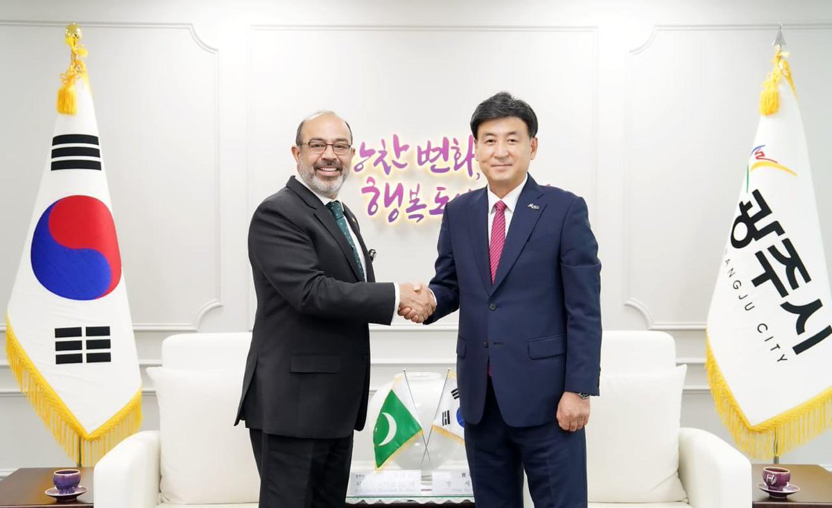 The Ambassador of 🇵🇰 to 🇰🇷 Syed Moazzam H. Shah met with the Mayor of Gwangju city on 11th September, 2025 to discuss several key areas for stregthening bilateral ties.
<a href="/ForeignOfficePk/">Ministry of Foreign Affairs - Pakistan</a> 
<a href="/PkPublicDiplo/">Public Diplomacy Pakistan</a>