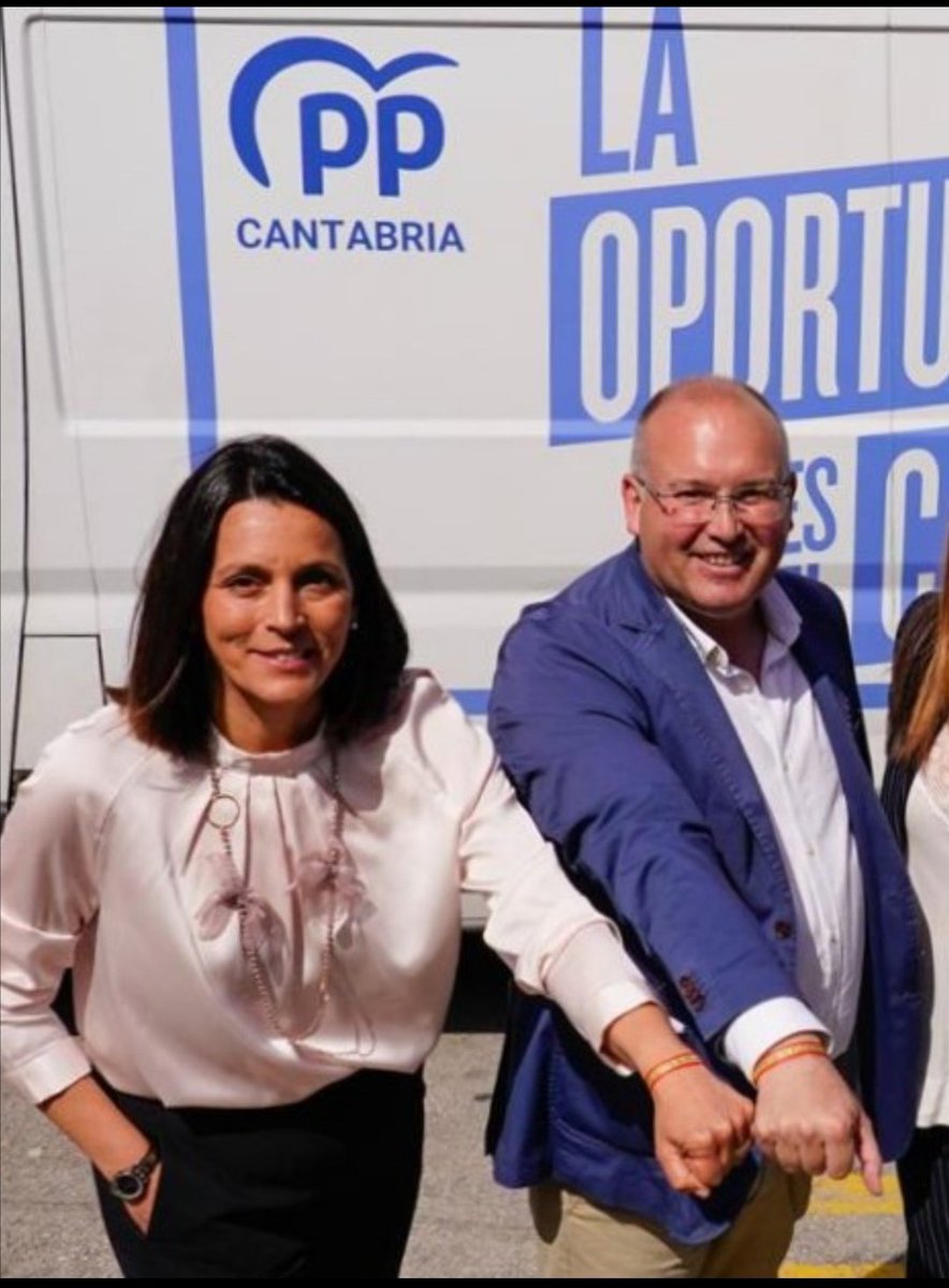 Se llama Carmen Pérez y es la alcaldesa del PP en Santa Cruz de Bezana (Cantabria) gracias a un pacto con la ultraderecha de VOX. Hoy ha sido detenido su hijo ultraderechista de 20 años por atentar contra una sede del PSOE en un acto sobre la Memoria Democrática.