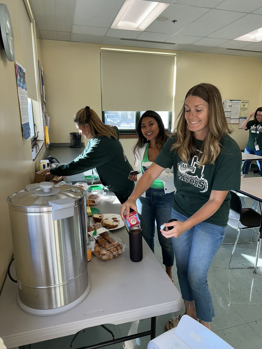 HowellTwpGrnvl's tweet photo. Gator ๐ goodies Friday is back!! Sweet treats for some sweet professionals! Be kind ๐and spread cheer ๐ฃwhen you can! โ๏ธ๐ฉ#HTPSTalentTeams #TGIF #oneweekdone https://t.co/sFv1PhWVDS