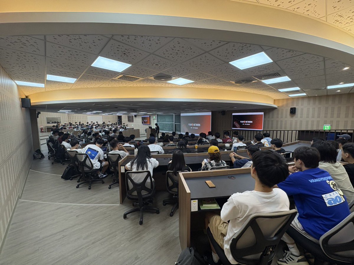 The micro-program at NTUT officially kicked off today! 
The first class “Bitcoin Economics” attracted over a hundred students to enroll!😎🔥

🧡💊🌍
#NTUT #Microprogram #Bitcoin