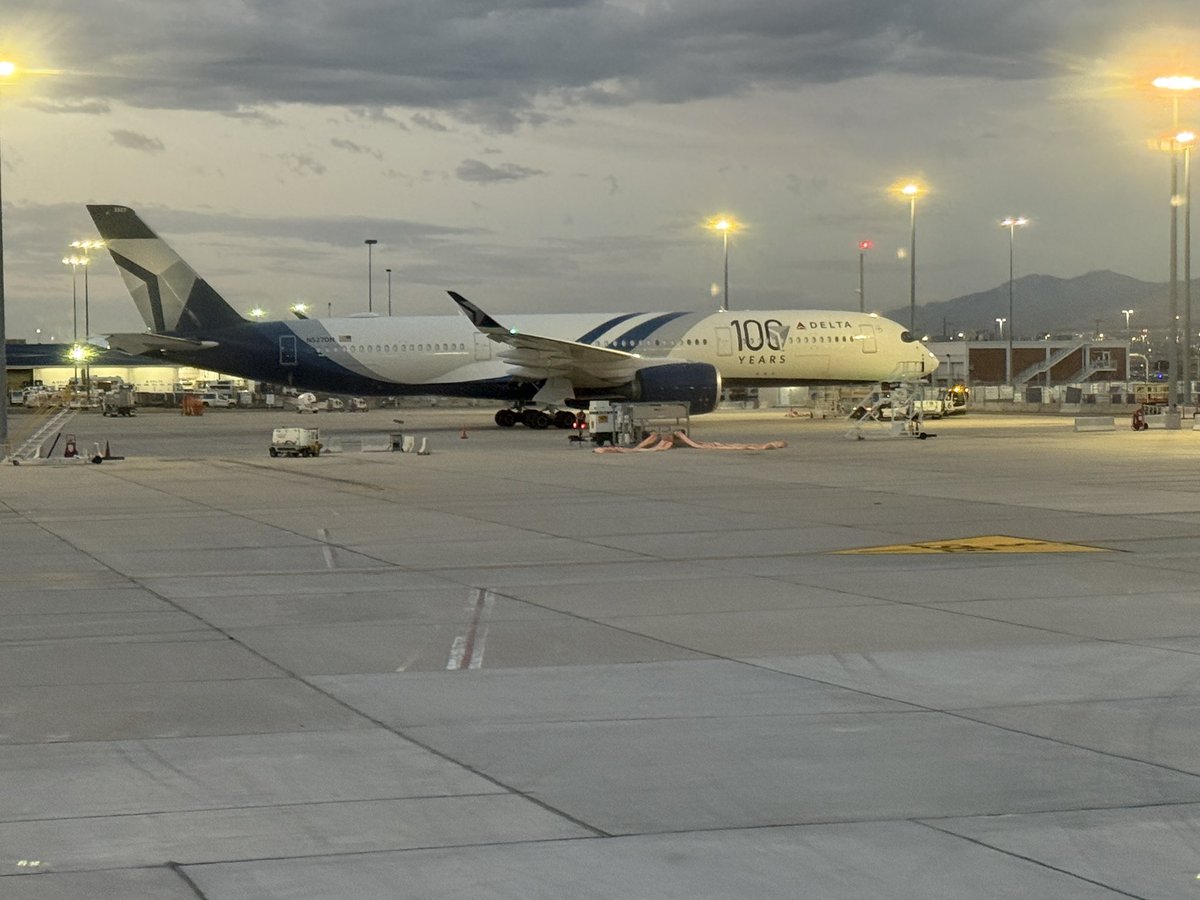ppdjs725's tweet photo. @Delta nice looking plane while we were taxing at SLC this morning. #delta100 https://t.co/H8cAa59RDL
