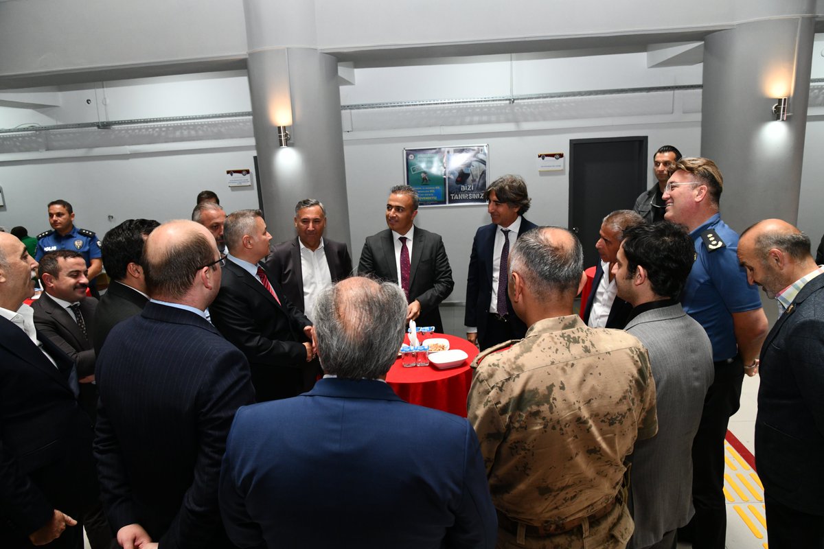 Valimiz <a href="/HayrettinnCiCEK/">Hayrettin Çiçek</a>, İl Emniyet Müdürlüğü hizmet binasında hayırsever iş insanı Hümmet Tatar tarafından yaptırılan mescidin açılışını gerçekleştirdi.

Mescidin açılışını yapan Valimiz, daha sonra beraberindekilerle birlikte Cuma namazını kıldı.