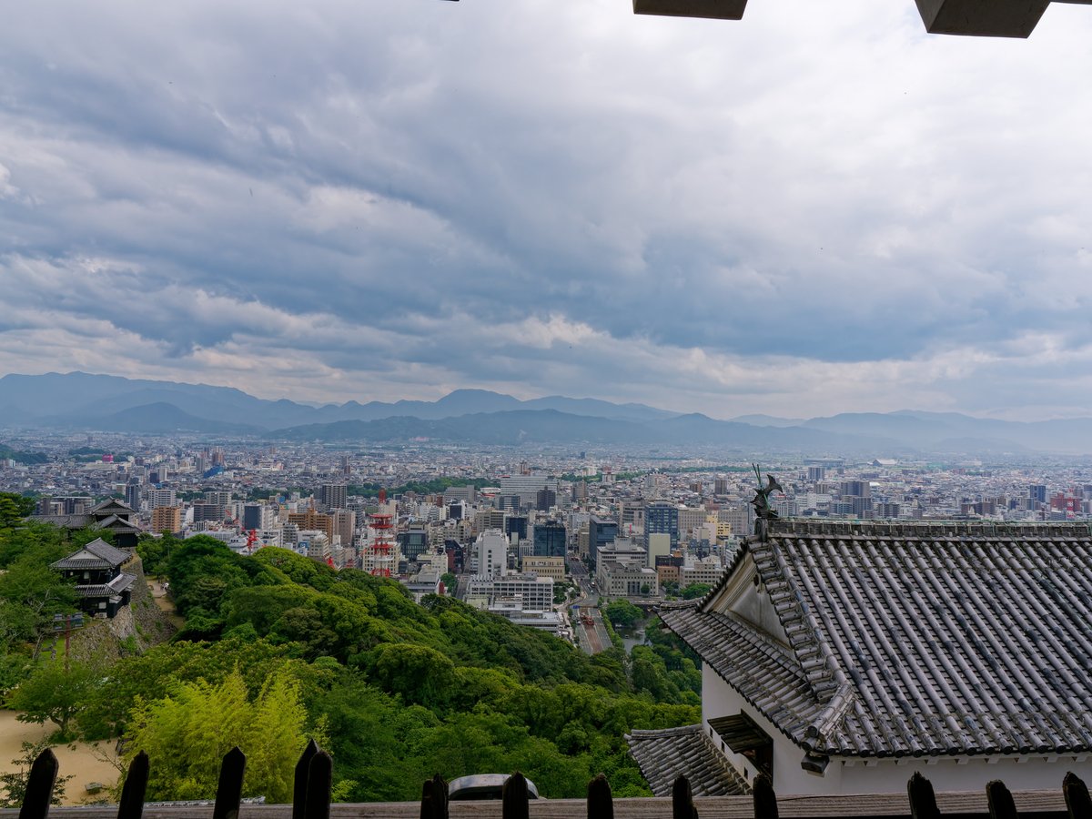 matsudakoro's tweet photo. 松山城　天守からの景色（南）

#愛媛
#松山城
#ファインダー越しの私の世界
#キリトリセカイ
#風景
#コロの風景 https://t.co/9SOE62GT42