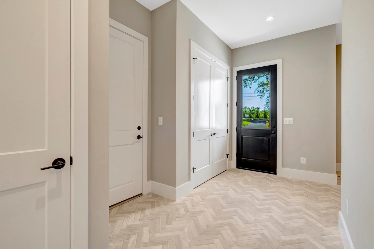Backpacks, muddy shoes, and after-school chaos have nothing on this space. 🏫👟 Kingston Royce Homes created the perfect all-purpose mudroom that’s as stylish as it is durable with our brick look herringbone flooring🌟