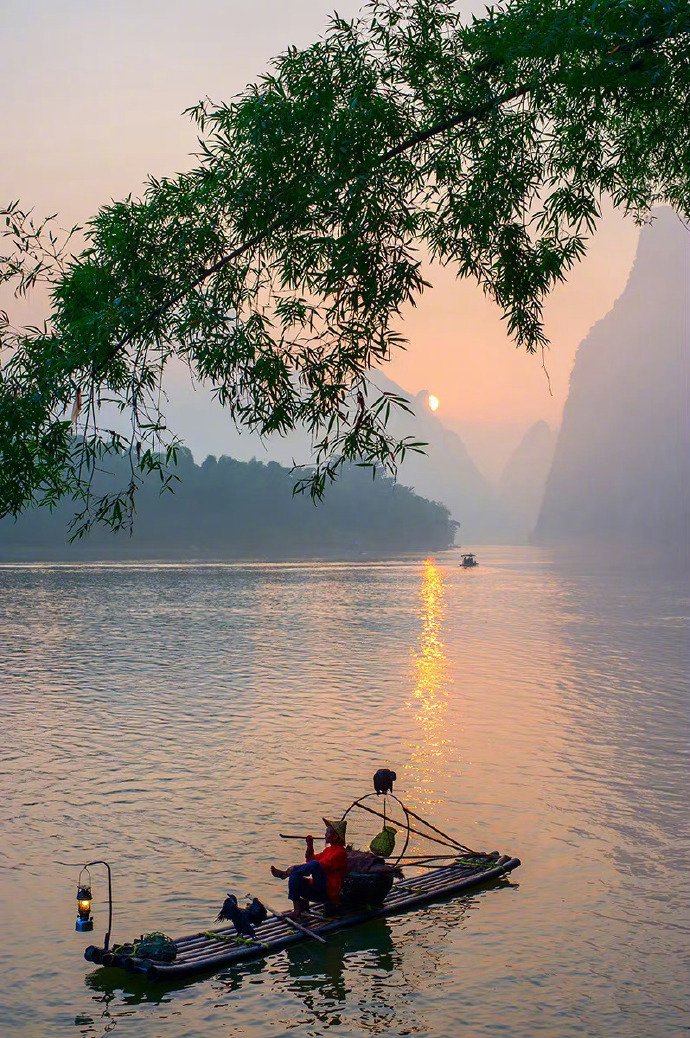 远山翠黛，近水含烟。