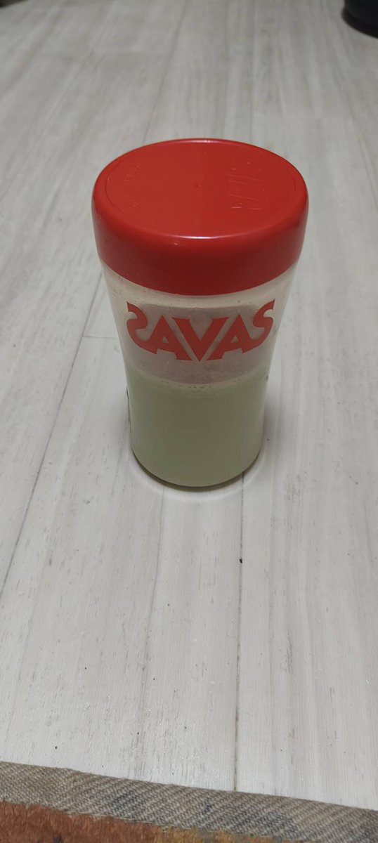 fukkey6's tweet image. 筋肉をつけるためのプロテインと思われがちですが、本当のところは血中のアミノ酸濃度を高めることで、筋トレによる筋肉の分解を防ぐ効果がメインなのです。　だからこそ、筋トレの45分前にしっかり摂取してアミノ酸濃度を高めておきましょう(n*´ω`*n)