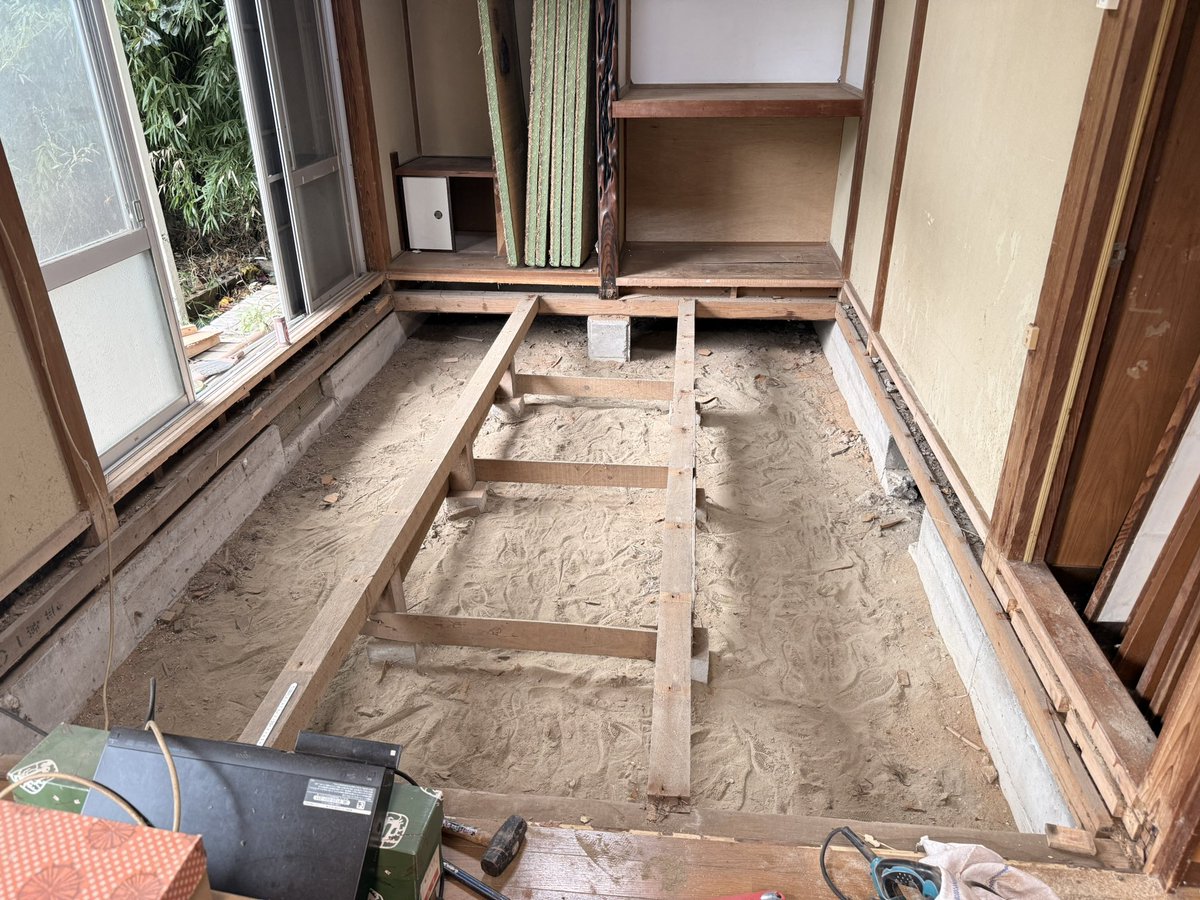 takezuu7's tweet photo. 《戸建て1戸目記録》
3日目は残置物撤去に飽きたので和室の床と根田を剥がして終了。
初めて見るドクターペッパーのラベルに興味津々で見てましたꉂ🤣

#不動産投資 #DIY #DIY大家 #大家 #リノベ #FIRE  #サイドFIRE https://t.co/x0Wt9QRJU4