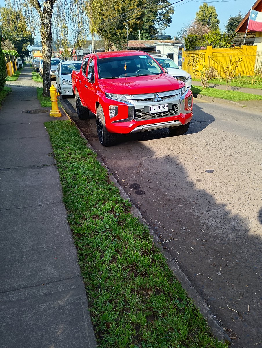 Calle porvenir frente al 839
#Temuco
<a href="/municipiotemuco/">Municipalidad Temuco</a> 
Todos los días estacionados frente a los grifos
DÓNDE ESTAN LOS CARABINEROS ó LOS INSPECTORES
QUE PASA ROBERTO NEIRA❓