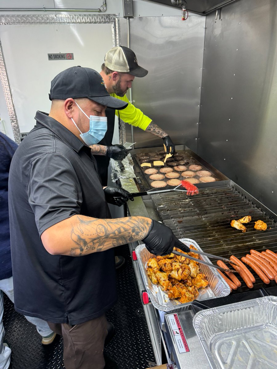 Now that #football is back, it's officially #tailgating season! Our trucks don't just keep our communities clean, but they serve up tasty burgers and dogs too! 🍔🌭
#InterstateWaste #InterstateWasteServices #ActionCarting #NFL #Jets #Giants #Sustainability #Recycling