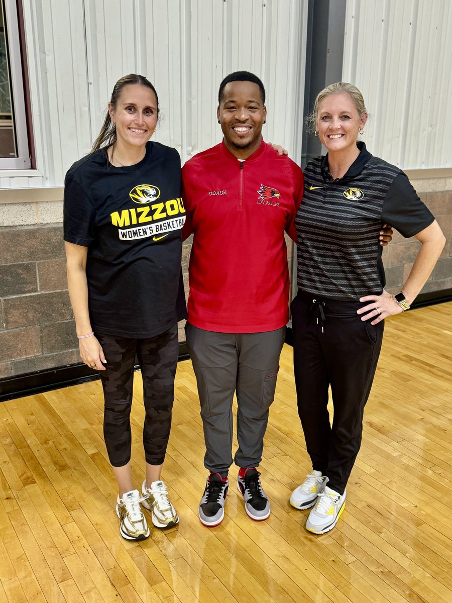 RecruitLFLAGBB's tweet photo. Thank you @mizzouwbb @kellie_harper @kenziekostas for making the trip to The Nest last night to see what The Lift and LFLA Lady’s Basketball is all about! #NeverSatisfied  #LiftTheLou #TheLiftU #FlyWitUs

🦅 x 🐅 https://t.co/ePbB7tWuwK