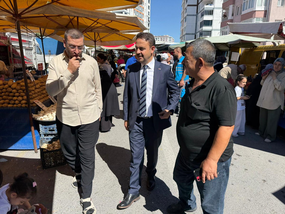 Kaymakamımız Sayın Erdoğan Turan ERMİŞ, Osmangazi Mahallesi Muhtarlığını ziyaret ederek Mahalle Muhtarı Sayın Salim Türkaslan ile Osmangazi semt pazarında esnaf ve vatandaşlarımızla bir araya geldi. #KocasinandaBirAileyiz