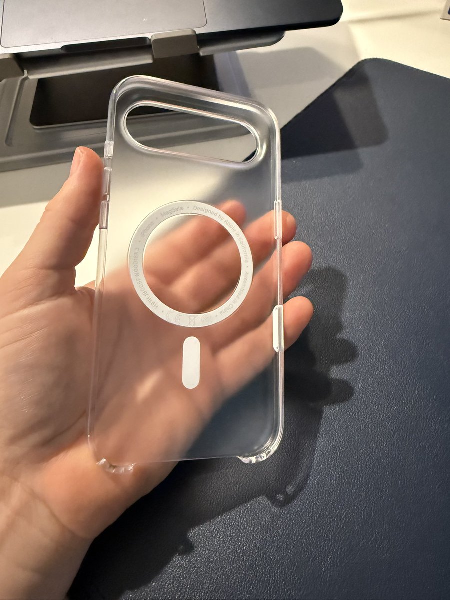 drewfranklin1's tweet photo. #iphoneair #iphone17air case @Apple https://t.co/zhFLsudviF
