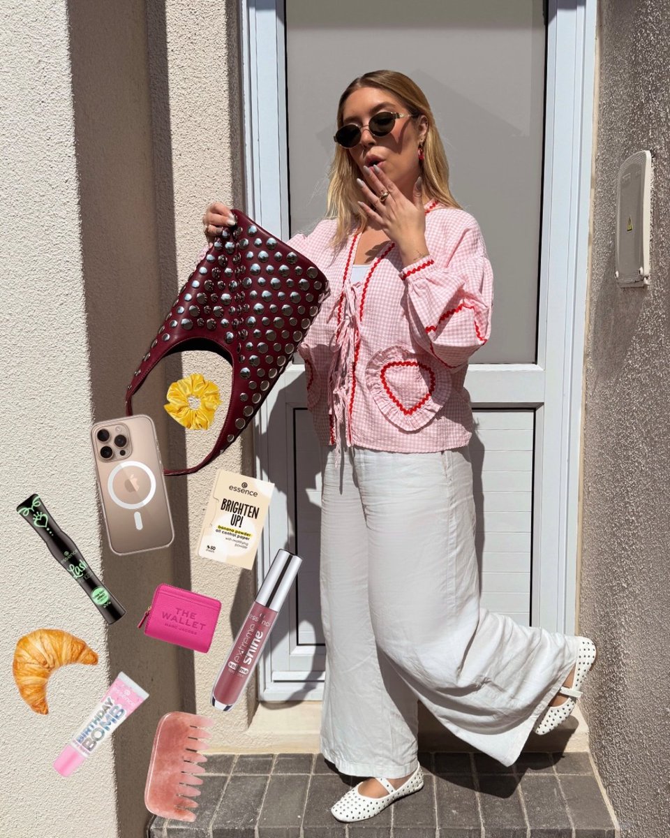 essence south africa (@essence_za) on Twitter photo from gloss to powder, thereβs always an essence fave hiding in our bags π whatβs your ride-or-die product you never take out? ππ
grab them all in-store and online @edgarsbeauty πποΈ from gloss to powder, thereβs always an essence fave hiding in our bags π whatβs your ride-or-die product you never take out? ππ
grab them all in-store and online @edgarsbeauty πποΈ