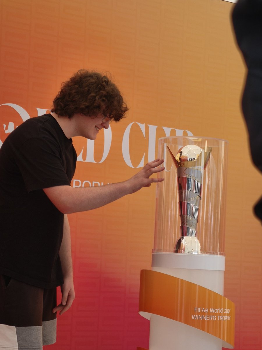 Wolfzz_RL's tweet image. Lâche ça imbécile, ce n'est pas pour les petits 💀 @YujinRl #M8Branlette