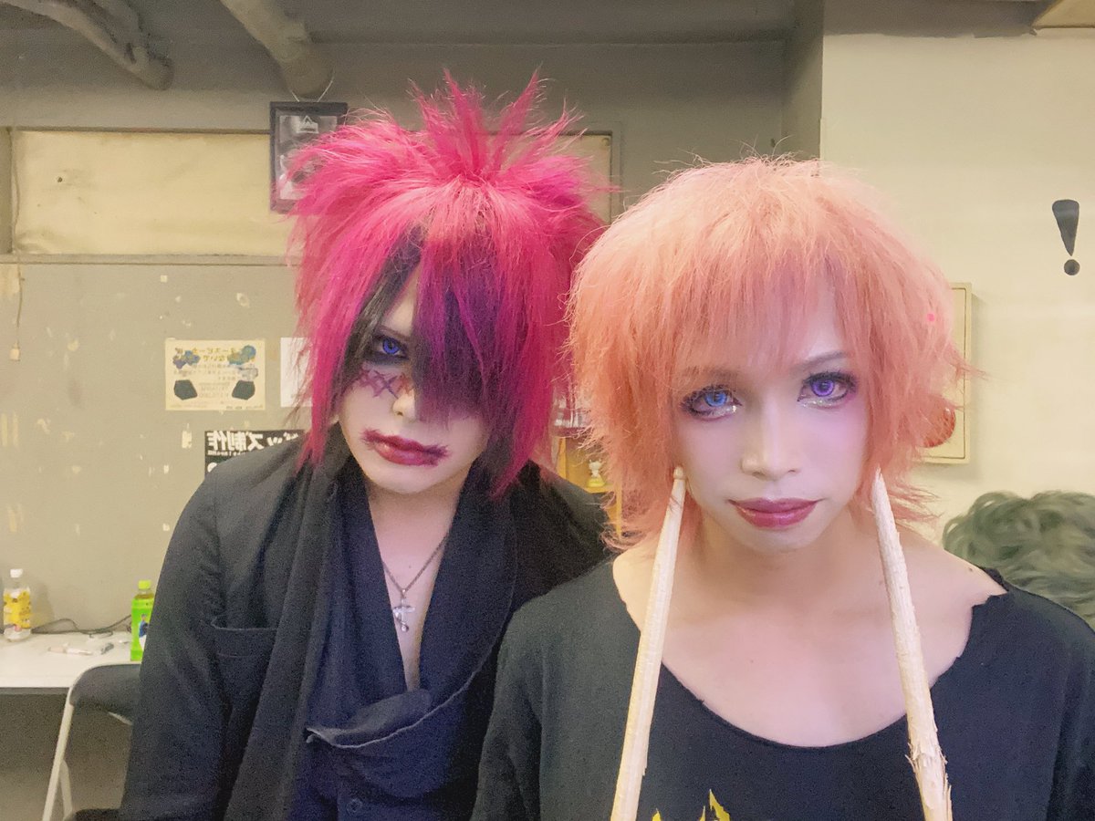drum_kanata's tweet photo. りょうすけさん
元事務所の後輩としてやっと挨拶出来ましたー！またお会いしたいです🙏

ション兄
最後のライブ以来でしたがお変わりなく💡

化物くん
めっちゃ久々！あの頃から続けてて、すごい！これからもよろしくお願い。

めっちゃエモい空間でした✨ https://t.co/IexqgVDWoX