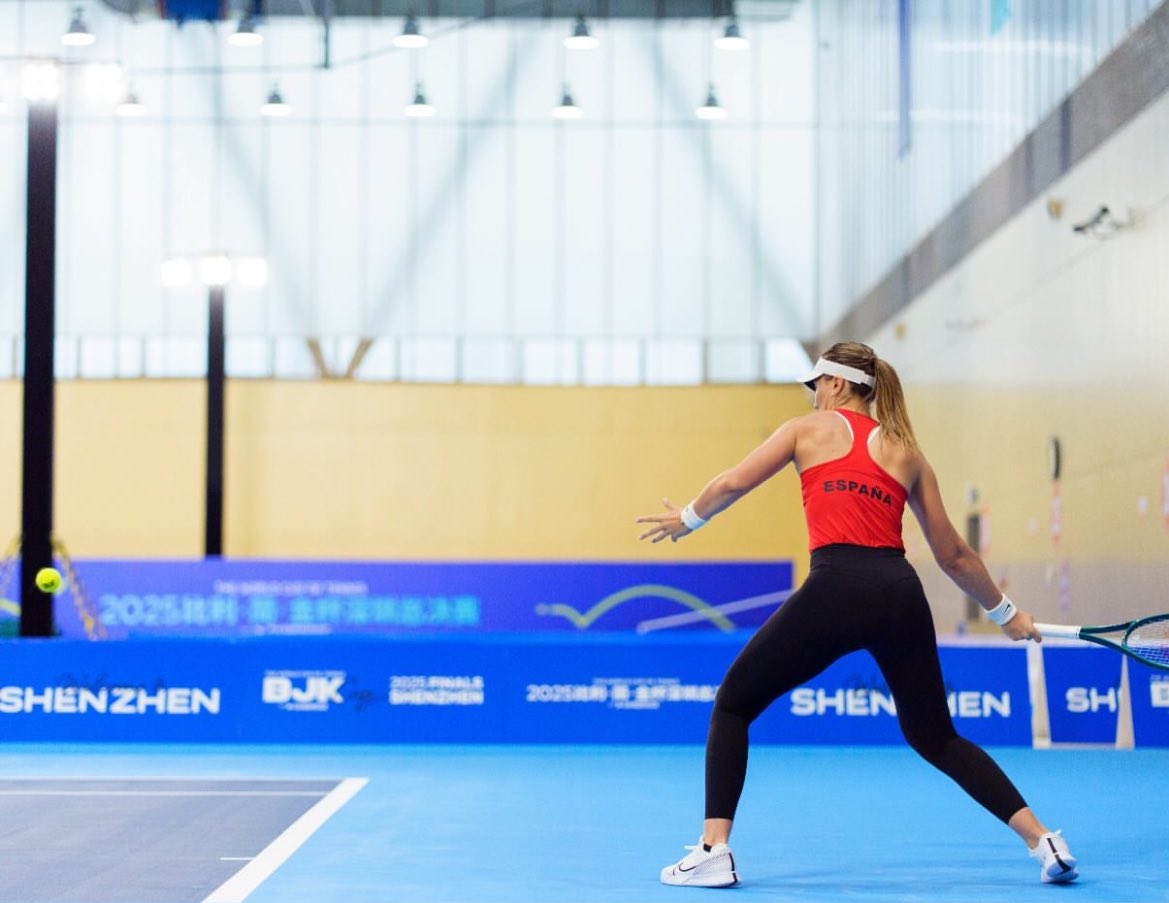 badosasquotes's tweet image. guess who is in Shenzhen!!!! ❤️💛❤️

#fightforit