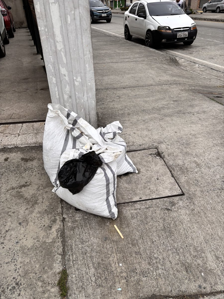 juank_guzman's tweet photo. 1/2 Ante todo, yo sí agradezco que se hagan los trabajos habituales de limpieza de alcantarillas por parte de @interagua Sin embargo los trabajos deben ser completos. Ocurre que ayer un hidrocleaner limpia una de las alcantarillas fuera de mi casa pero al terminar, dejan... https://t.co/8zJ5HLw47w