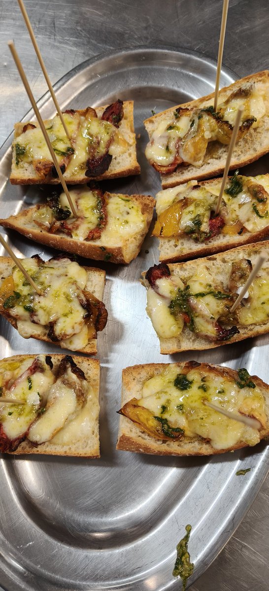 A presenza da horta escolar nos primeiros días de clase é real e tamén fundamental para nós:
Tomate confeitado (corazón e ananás), pesto de dúas alfábegas, aceite do confeitado e, como non, un Arzúa-Ulloa DOP mesturado con San Simón da Costa DOP. Forno a 180°, 5 minutos e xa!!