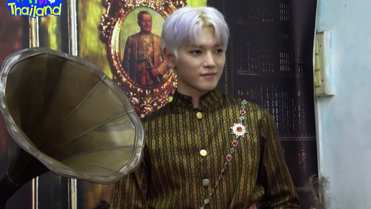 พี่แทยงมาเที่ยวแล้วใส่ชุดไทยแบบเต็มยศเลย ฉากกับพร้อพส่งพี่เขามาก เหมือนขุนนางจริงๆ สุดยอดอะ