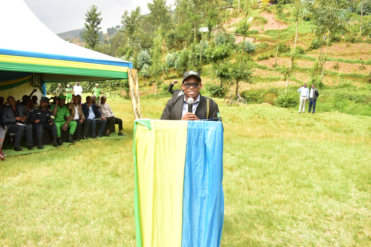 NyabihuDistrict's tweet photo. Nonaha:Mu rwego rwo kwegera Abaturage,kuganira na bo kuri gahunda zinyuranye za Leta no gukemura ibibazo byabo, kuri iki gicamunsi,Hon.NTIBITURA Jean Bosco,Guverineri wa @RwandaWest ari mu ruzinduko rw'akazi mu mirenge ya #Mulinga,#Rurembo,#Rambura na #Jomba. https://t.co/xyiMIU9QtP
