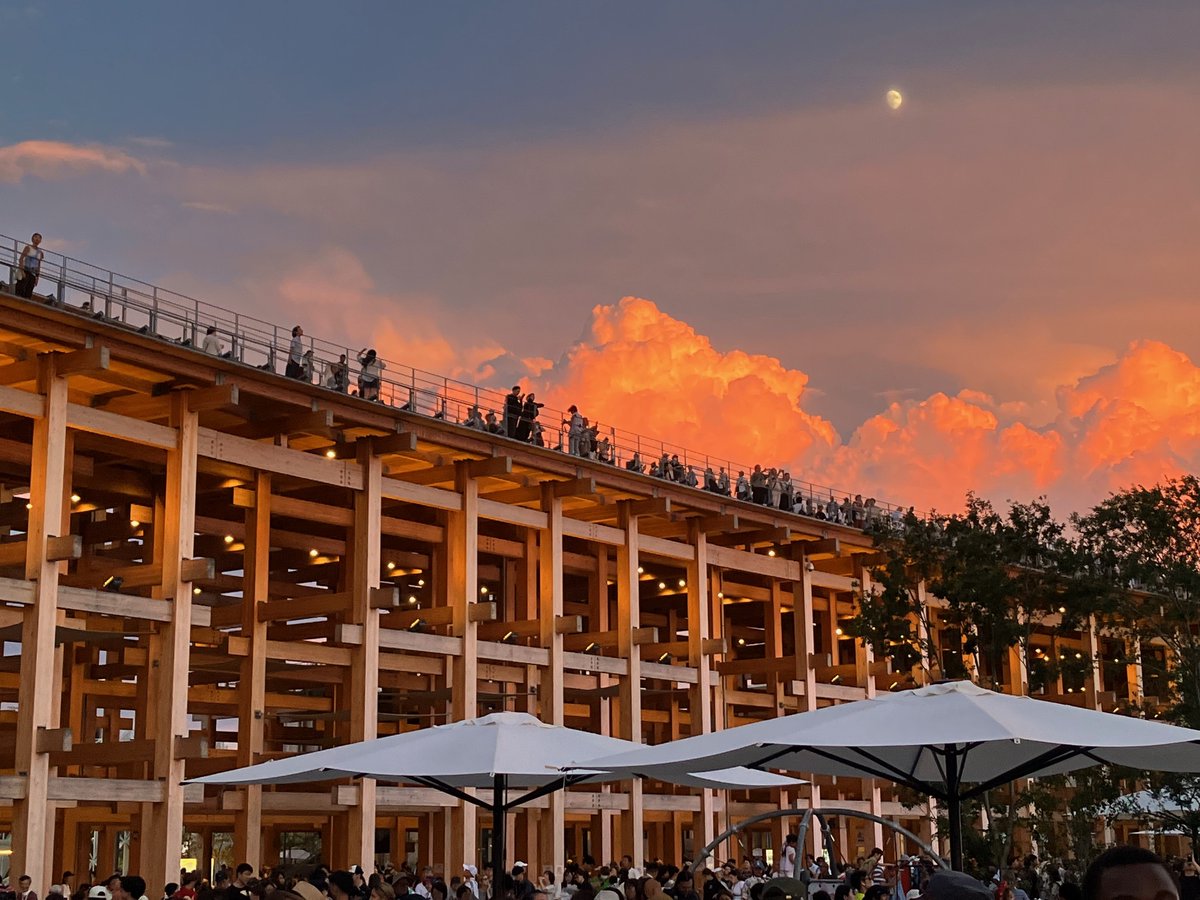 quest0493's tweet image. 大阪関西万博、大屋根リングの上は秋の空 #iPone #OsakaKansaiExpo #yumeshima #osaka #japan