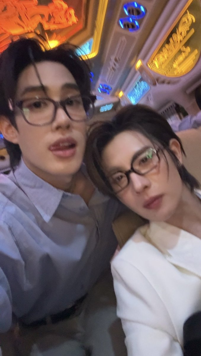 #LenskartxTleFirstOne
ขอบคุณทาง Lenskart ที่ชวนพวกเราสองคนไปร่วมกิจกรรมสนุกๆแบบนี้นะครับ ขอบคุณที่คนที่มาหาที่เอ็นดูพวกเราสองคนนะครับ ทีมหน้าจอด้วยน้า มาหากันเยอะมากๆ พูดไม่ออกเลย ทุกคนเอ็นจอยไหมม ฝนตกอย่าตากฝนกันน้า หาอะไรกินกันด้วยครับ กลับกันดีๆค้าบ เทรนที่ 1 เลยเก่งมากกทุกคนน