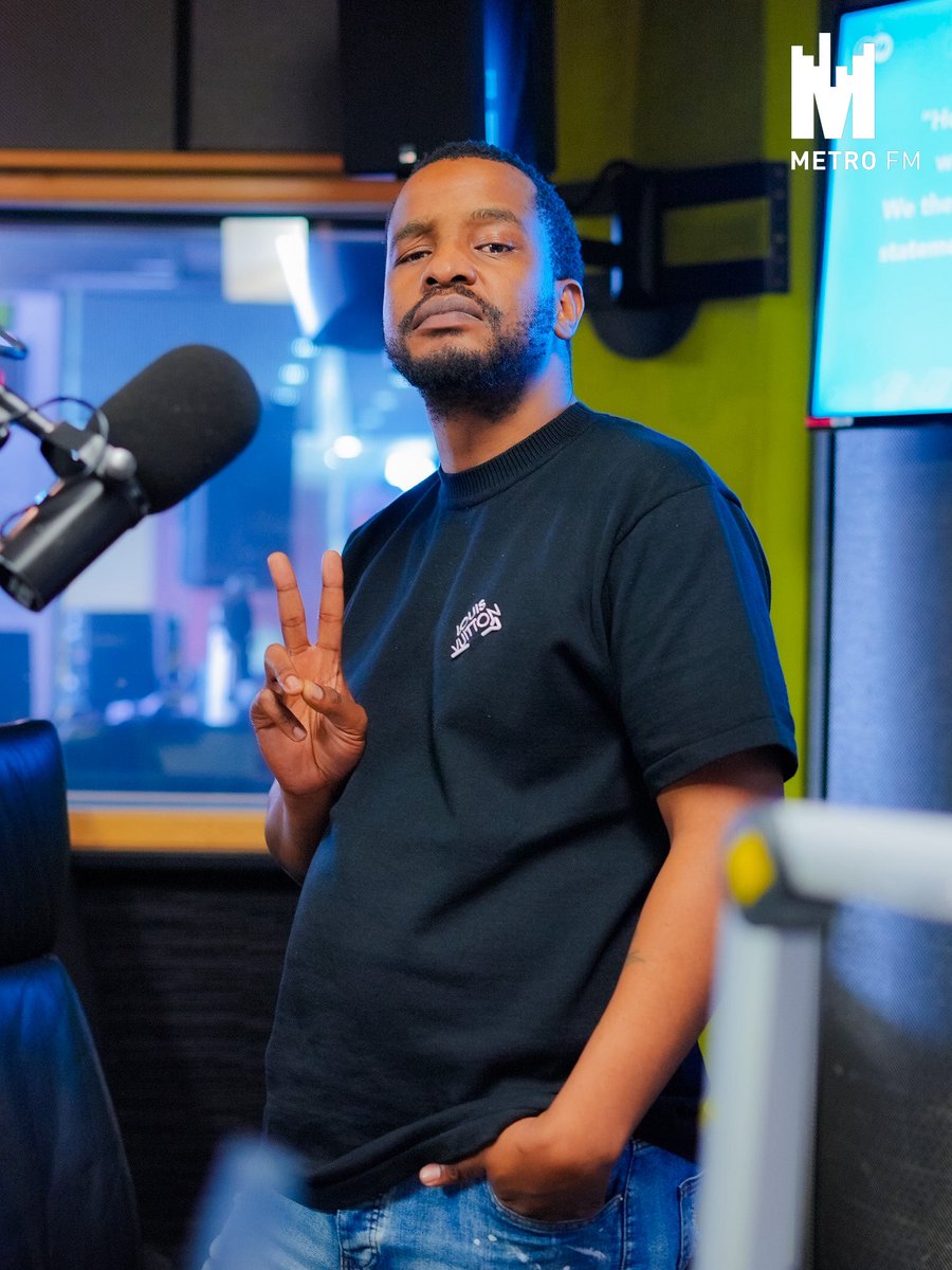 METROFMSA's tweet photo. #GuessTheSample on #TheMiddayLinkUp
Did you know who samples this song ?
Tune in https://t.co/vtHenSKATi https://t.co/c2WREDlbiY