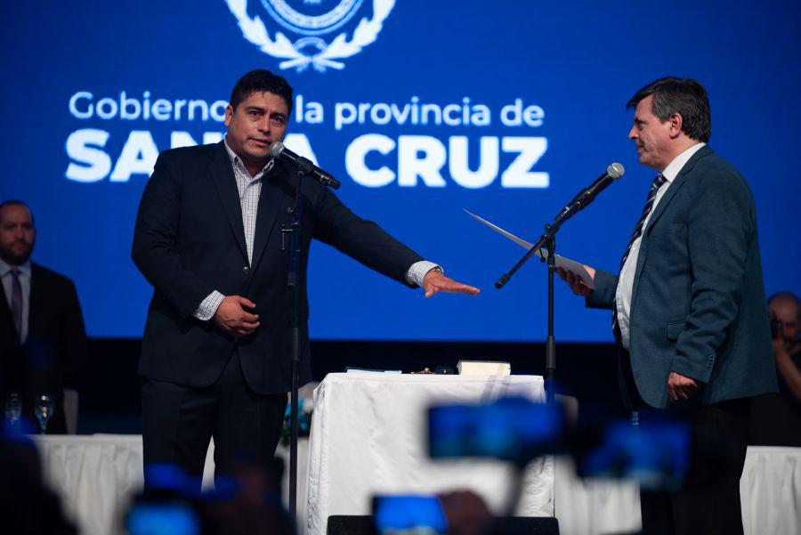 💥SE DESTAPÓ UNA NUEVA ESTAFA
El gobernador de Santa Cruz compró $26.000 millones a la Suizo Argentina, luego del acuerdo con Karina y Lule.

Desde que Claudio Vidal asumió como gobernador, Santa Cruz se volvió cliente VIP de Suizo Argentino, la droguería investigada por pagar