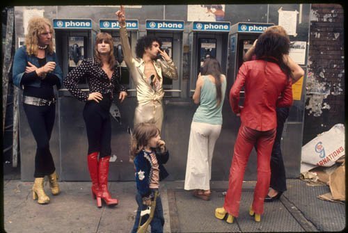New York Dolls
Johnny Thunders waits for a girl to 'get off the phone' 📞 so he can get into place for a group photo. 
📸 Toshi Matsuo (1973)