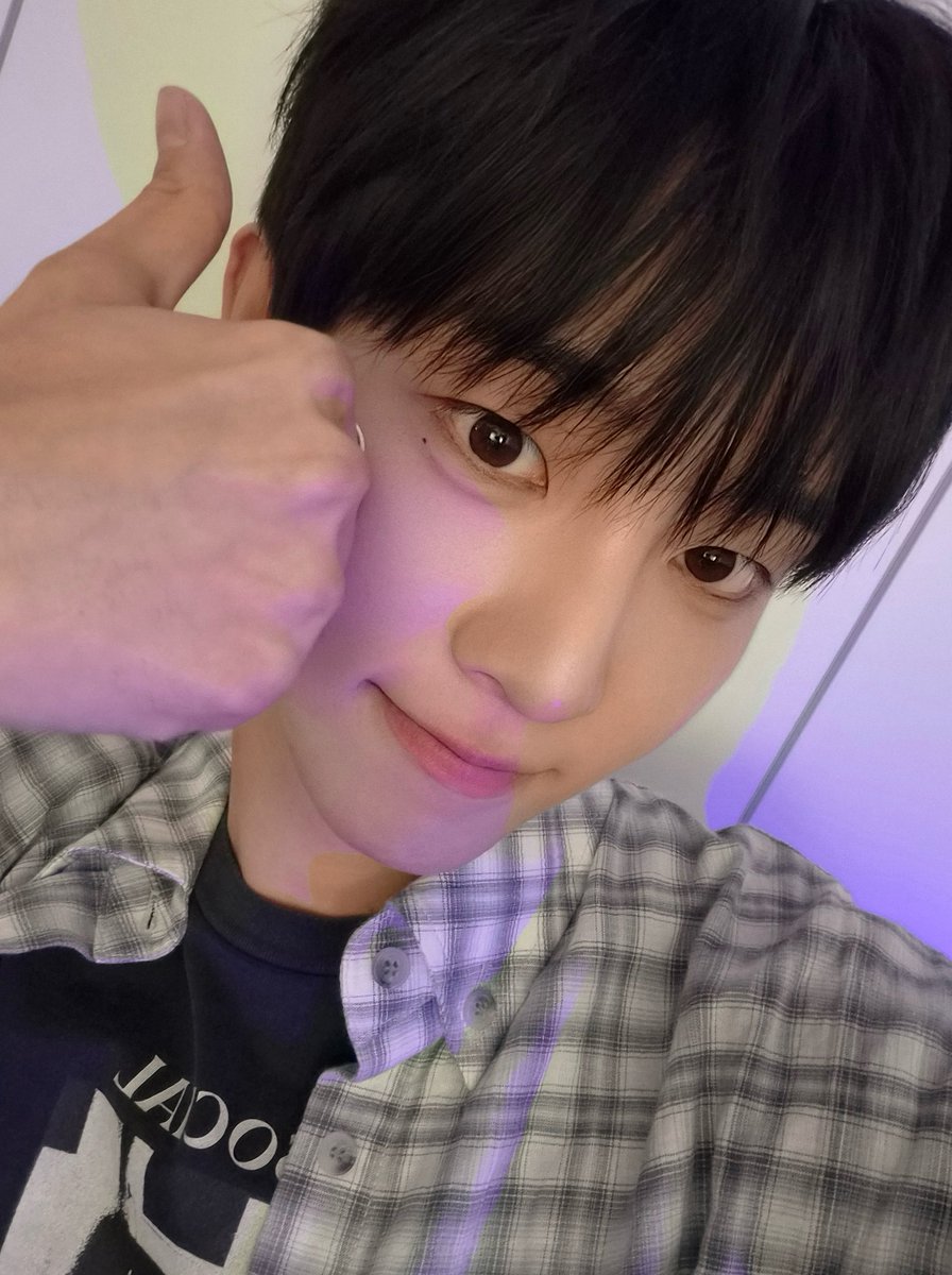 [📸] #DRP_PIC

◾2025. 09. 12
◽돌비의공포라디오 

요즘 같은 날씨엔🍂
혀비와 함께 무서운 이야기👻

#DRIPPIN #드리핀
#이협 #LEEHYEOP