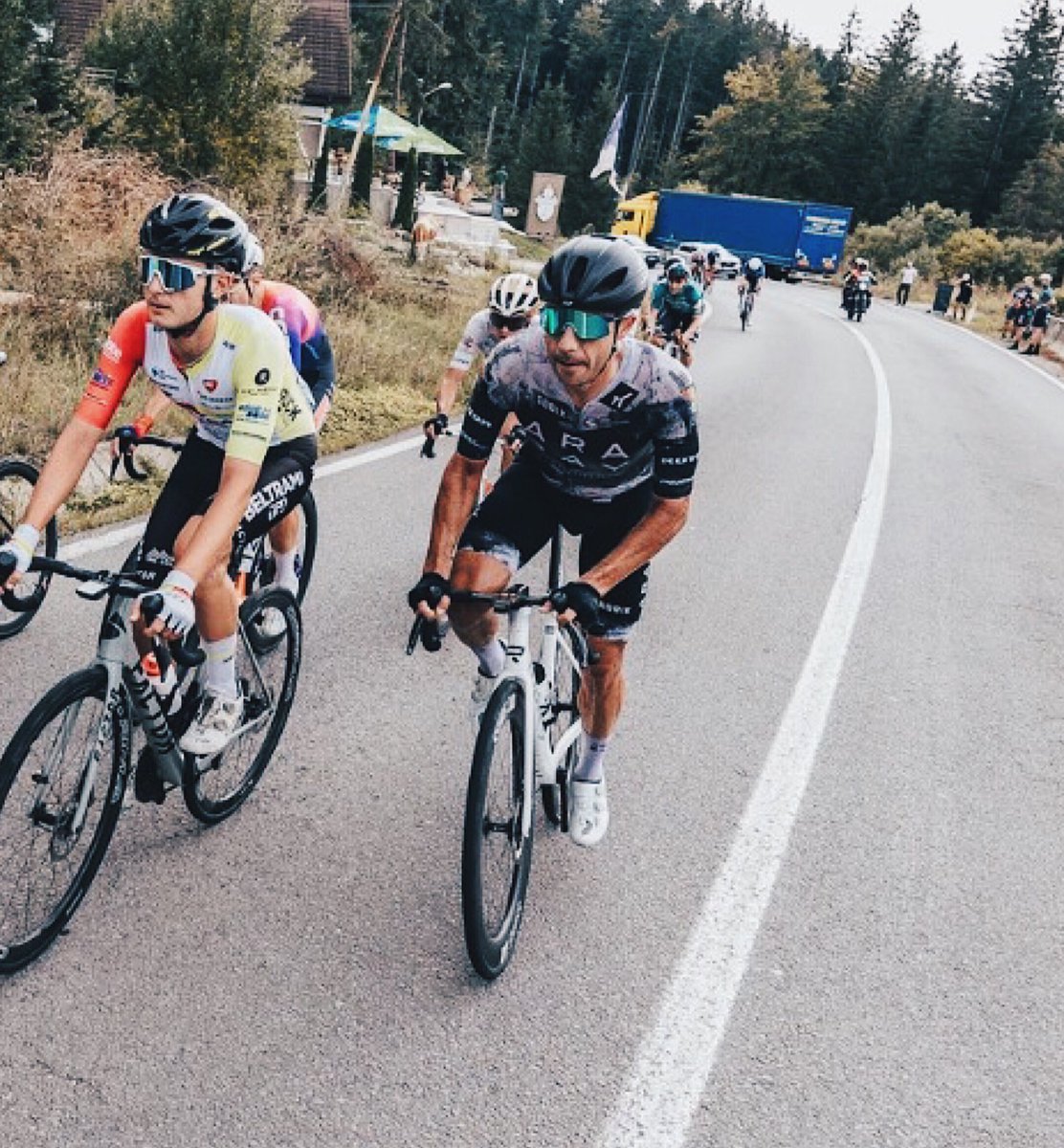 Sebastián Mora <a href="/SebastianMoraV/">Sebastián Mora</a> finaliza cuarto y vuelve a rozar la victoria en el <a href="/turulromaniei/">Turul României</a>. 

👏 <a href="/Sergio_TruebaC/">Sergio Trueba</a> concluyó octavo y <a href="/Riera_ciclista/">Joan Albert</a> formó parte de la fuga del día. 

📎 Todos los detalles aquí: arabay.team/sebastian-mora…