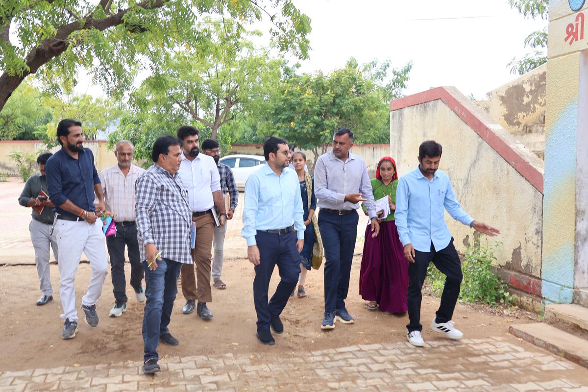 KutchDdo's tweet photo. આજે ભુજ તાલુકાના કુનરીયા તથા ઢોરી ગામ ની મુલાકાત લેવામાં આવેલ. જેમાં ગ્રામ પંચાયત, પ્રાથમિક શાળા અને CHC સેન્ટરની મુલાકાત લીધી. તેમજ SHG બહેનો સાથે સંવાદ કરવામાં આવ્યું.

@GujDCoffice @crdgujarat1 @InfoGujarat https://t.co/zhr6aoDxvi
