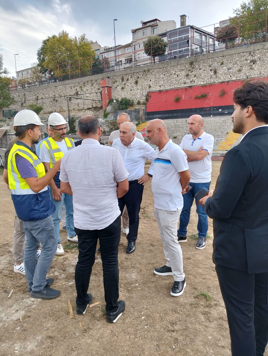 karagumruk_fan's tweet photo. Fatih Belediye Başkanımız Ergün Turan ve Asbaşkanımız Yaşar Ecim, yenilenecek olan stadımızın tahliye çalışmalarını yerinde inceledi. https://t.co/8kJuvRQEfn