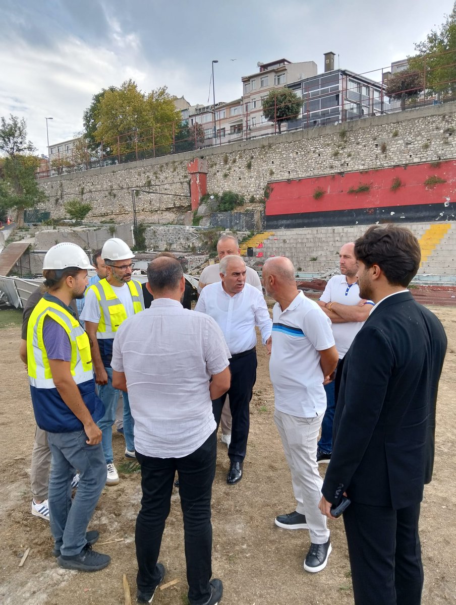 Fatih Belediye Başkanımız Ergün Turan ve Asbaşkanımız Yaşar Ecim, yenilenecek olan stadımızın tahliye çalışmalarını yerinde inceledi.